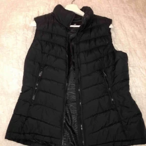  - Jättefin, knappt använd väst. Västen är ganska tjock vilket är skönt på hösten eller till och med vintern Storlek 40 Ny pris, 600kr