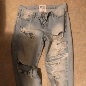  - One teaspoon byxor stl 27 ,ordinarie pris 1499:- kan mötas upp i göteborg men även skicka varan, då står köparen för frakten.