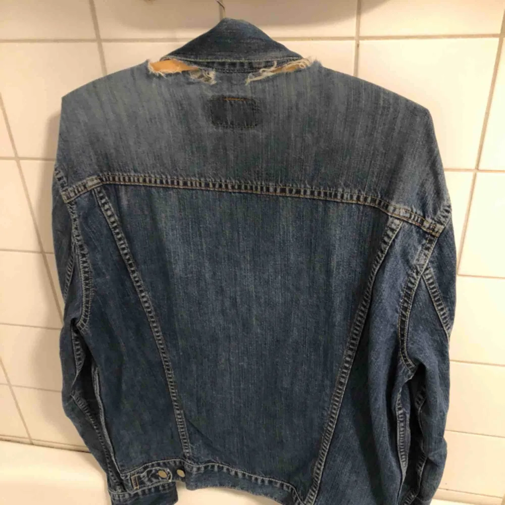 Snyggt sliten jeansjacka från Levis. Hämtas i Uppsala eller kan skickas not fraktkostnad . Jackor.