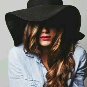  - Svart filthatt, aldrig använd. Superfin men tyvärr inte min stil ✨