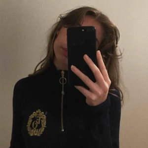  - En Gina Tricot tröja, rätt lång (vid låren typ), stretchig med kedja. 