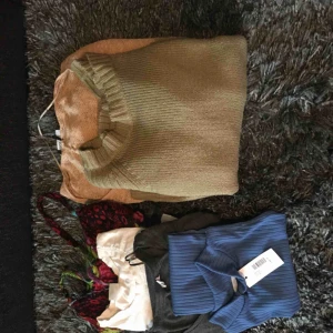  - Klädpaket i storlek L. Frakt tillkommer om det ska skickas. 