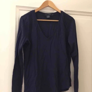  - Passar M mörkblå mjuk långärmad tröja