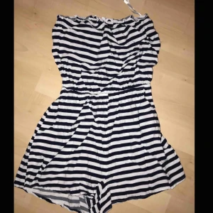  - Marinblå och vit randig. Aldrig använd. Köpare står för frakt.