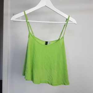  - Sött grönt cropat linne 