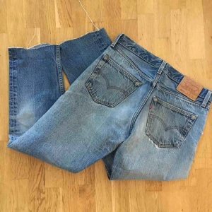  - Levis 33/35 men uppklippta till 30 längd. 