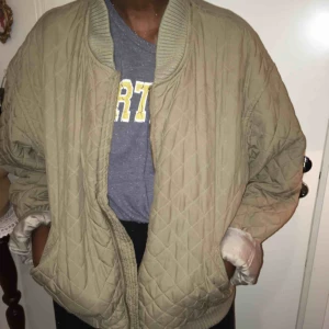  - Boomerang bomberjacka i khaki!  Användes som over size jacka av mig som har strlk S. Sista bilden visar ett hål som finns i ena fickan, syns ej annars och finns ”extra ficka” i så inget går igenom :) köparen står för frakt 