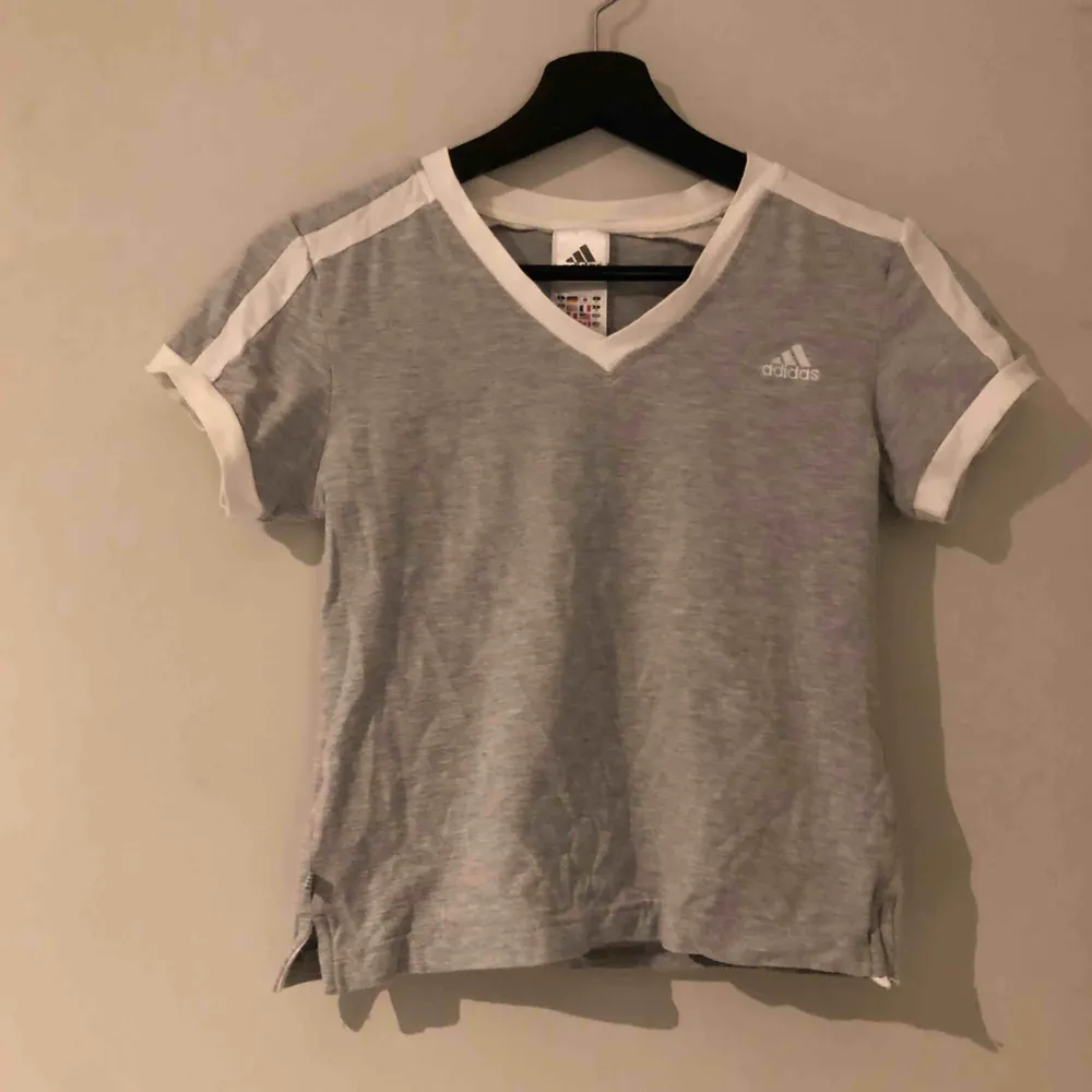 Fin ljusgrå adidas T-shirt. Den är lite skrynklig på bilden dock eftersom den inte blivit använd av mig. Kan mötas upp i sundvall annars står köparen för frakt! . T-shirts.