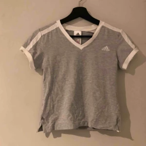  - Fin ljusgrå adidas T-shirt. Den är lite skrynklig på bilden dock eftersom den inte blivit använd av mig. Kan mötas upp i sundvall annars står köparen för frakt! 