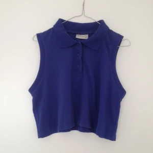 Blå ärmlös magtröja köpt på second hand! Bra skick 😊 - Blå ärmlös magtröja köpt på second hand! Bra skick 😊