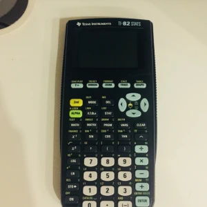  - Texas TI-82 STATS. Min räddning på gymnasiet! Funkar perfekt! Räknar, ritar grafer och allt möjligt en vanlig miniräknare inte kan💫 Möts i slussen eller tekniska! Kan fraktas, och tror det kommer ligga på 39kr isåfall