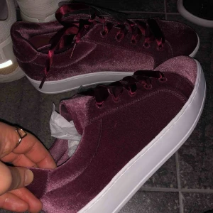  - Helt oanvända skor. Enbart testade i butik. Jättefin lila/röd sammet med lite tjockare skosnören