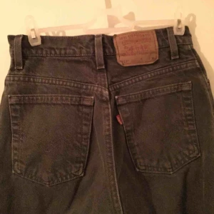  - Mörkgröna vintage Levis 512. Hög midja, storlek M, skulle säga att de passar någon med ca strl 26. Snyggt vintageskick utan hål/andra problem. Möts upp i Stockholm efter överenskommelse alternativt skickas mot fraktkostnad.