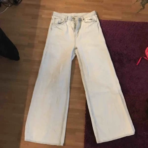  - ett par jeans från weekday i modellen ACE, använda några fåtal gånger! i strl w24 L30 