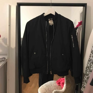  - Svart bomberjacka ifrån Zara. Knappt använd.