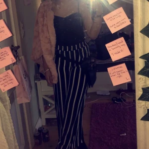  - Blå och vitrandiga byxor