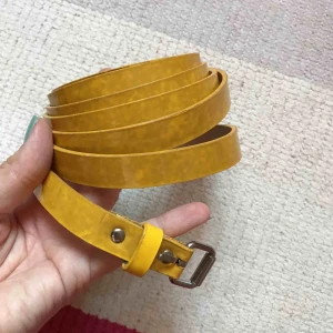  - Gult skärp som man drar några varv runt midjan 85 cm