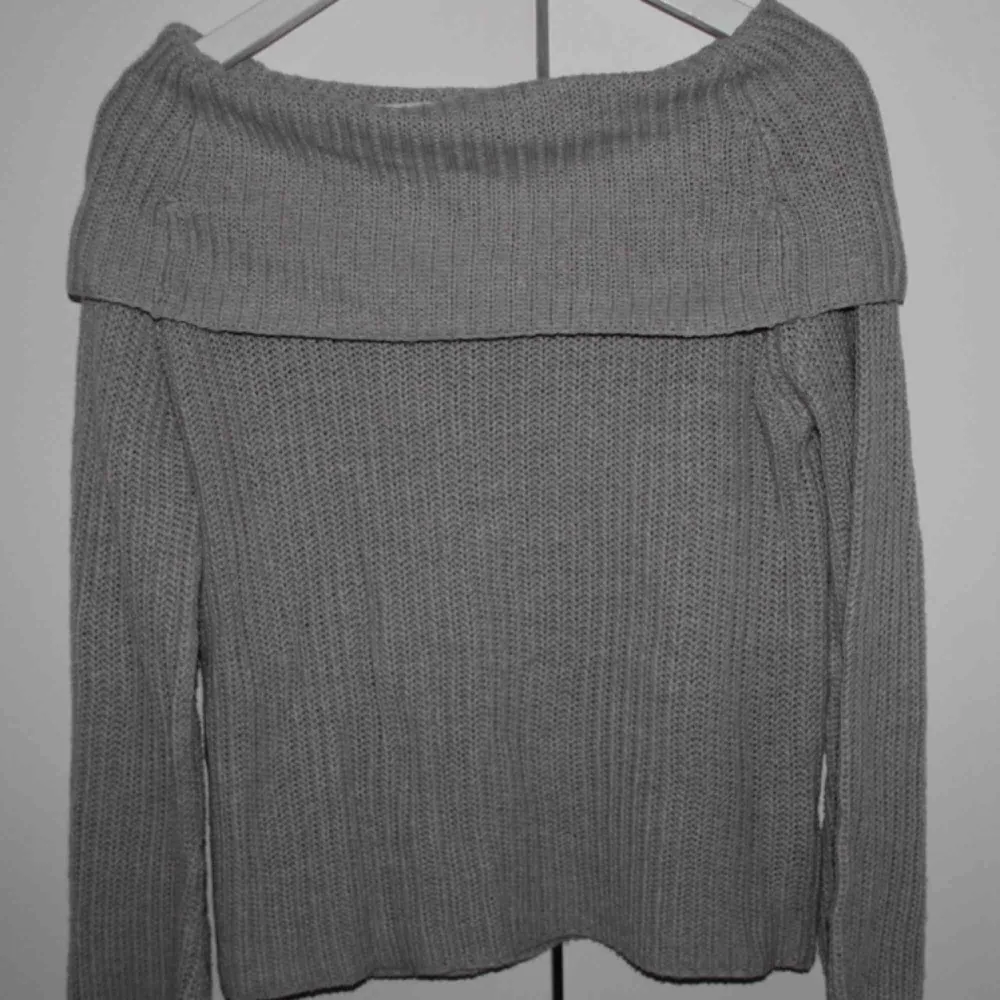 Grå stickad tröja från Nelly av Jacqueline de Yong. Använd fåtal gånger. Frakt ingår i priset :). Tröjor & Koftor.