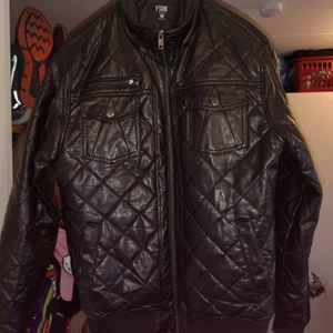  - Snygg herr skinnjacka i st L. Fint skick. Djur finns i hemmet. Kan skickas då tillkommer frakt. 