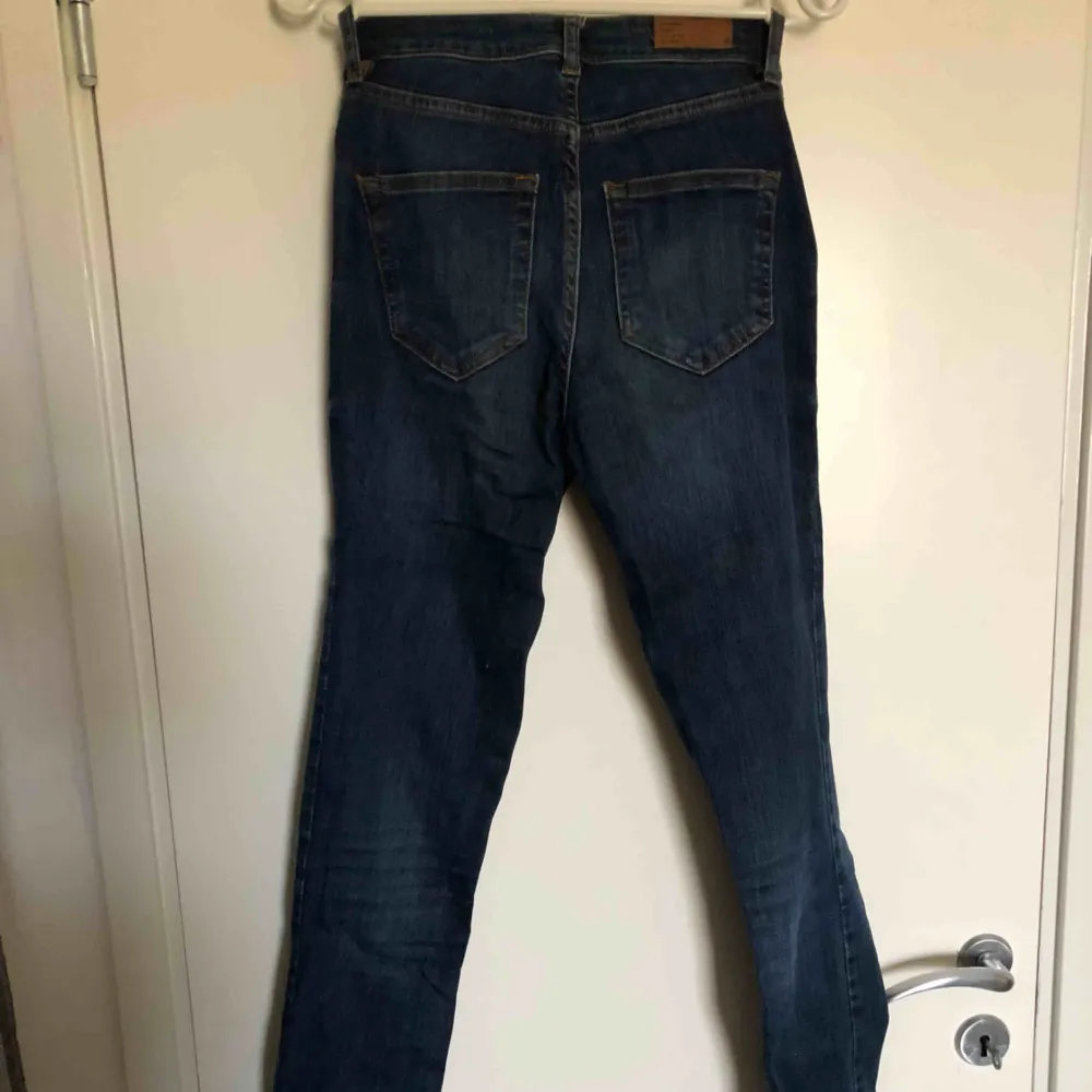Mörkblå jeans från Cubus. Stretchiga och tajta så passar ganska många storlekar. Nästan aldrig använda. Köparen står för frakt:). Jeans & Byxor.