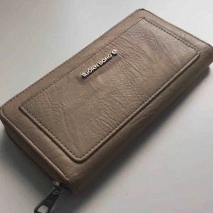  - Fin och mycket rymlig plånbok från Björn Borg som inte används längre, fortfarande i bra skick. Mått 20x10,5cm, gjord i 100% PU (fake läder).