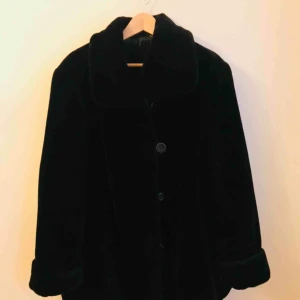  - En jätte fin fuskpäls i bra skick (vintage) står ingen storlek i jackan, men skulle tippa på att det är en M/L, jag brukar vanligtvis ha mindre men just denna vill man ha stor och mysig!! 🐻