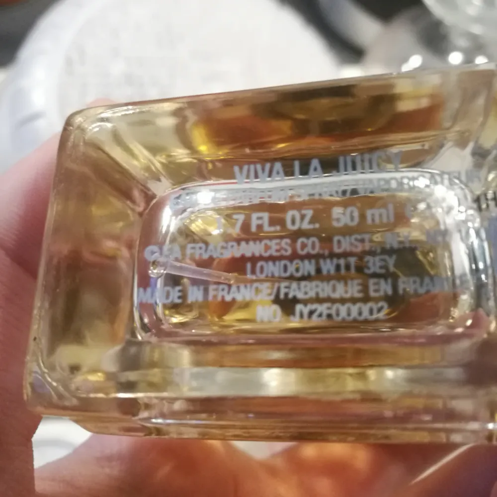 Parfym från Viva La Juicy 50ml. Knappt använd, som man ser på bild två. Originalpris är 670 kronor. Rosett, själva 