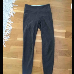  - Säljer för att de tyvärr är lite för små för mig. Dock är de riktigt sköna och sitter riktigt bra. Storlek XS-S. Fraktar bara, den är inräknad i priset! Annonsen finns på andra sidor :)