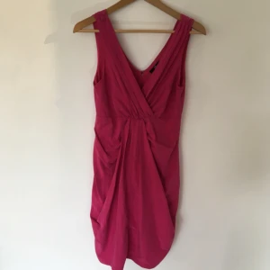  - superfin coctailklänning som verkligen framhäver kurvorna. säljer massor (kmr mycket nytt i dagarna), mängdrabatt finnes! 