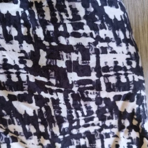  - Mönstrad klänning i jersey. Svart och vit 