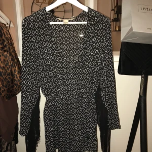 - Byxdress med fransar från H&M loves coachella kollektionen, säljes 50kr+frakt eller hämtas i Stockholm 🌸