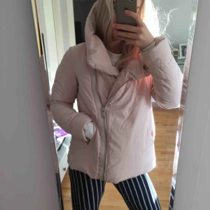  - En rosa härlig dunjacka med stor krage/luva. Köparen står för frakten och tar helst swish.