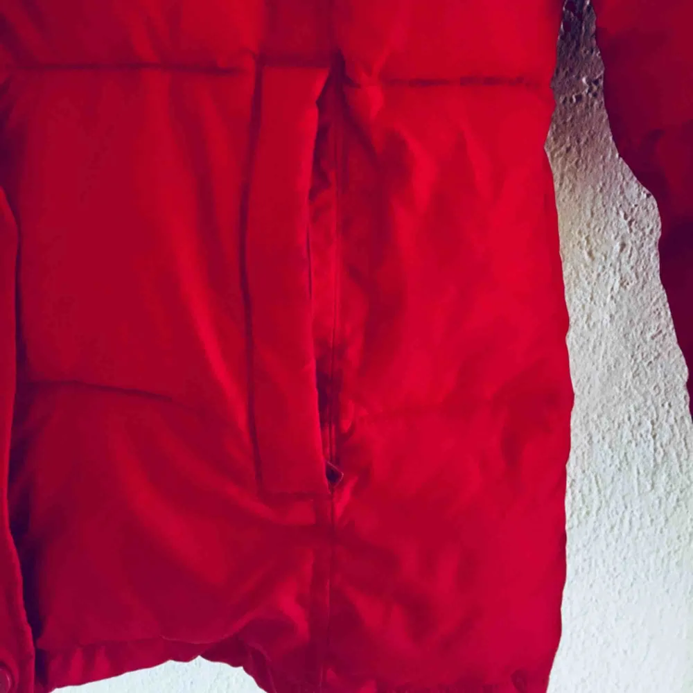 Röd dunjacka med avtagbara ärmar . Jackor.