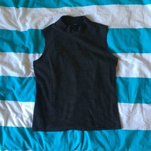  - Säljer en ribbad tröja från Lindex med hög krage då den inte längre används. Den är några år gammal men i fint skick! :)   Jag tar Swish och kan mötas upp i Stockholm/Lidingö, eller skicka tröjan men då tillkommer frakt! 