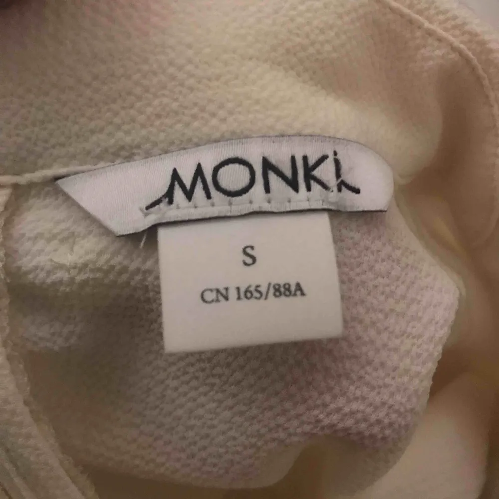 En fin blus från monki i bra skick. Säljer pga att jag aldrig har använt den, frakten kostar 30kr <33. Blusar.