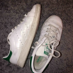  - Ett par Adidas Stan Smiths som inte kommer till användning. Den enda defekten är en repa på ena sidan (skriv för bild), annars är de bara använda ett par gånger. Dessa går att fräschas upp bara man torkar av smutsen. Frakt tillkommer! ⭐️⭐️⭐️