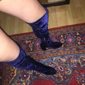  - Mörkblå sammets boots från Nelly! Väldigt sköna och sitter på sin plats även fast dom är lite lösa. Säljer de pga att jag aldrig använder dem. De är använda en gång!