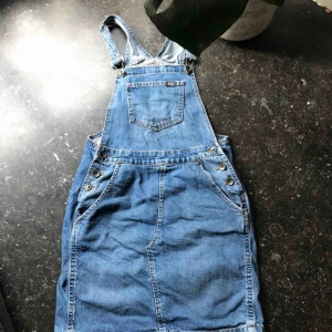  - Superfin hängselklänning ifrån Superdry. Amerikansk storlek xxs men skulle säga att den passar en Small. Jättefin på sommarn likväl vintern med ett par tights till. Frakt 155kr.