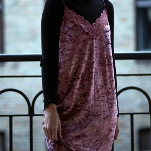  - Söt rosa klänning i krossat sammet. Den har smala band med en snygg spets fram och bak. Funkar lika bra med eller utan Polo. Matcha den hur du vill! Den är i ett super fint skick. Sätt ett pris själv som du skulle vilja ge! Köparen står för frakt.