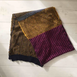  - Fin färgglad halsduk från monki. Bra skick!  Fraktas ej. 