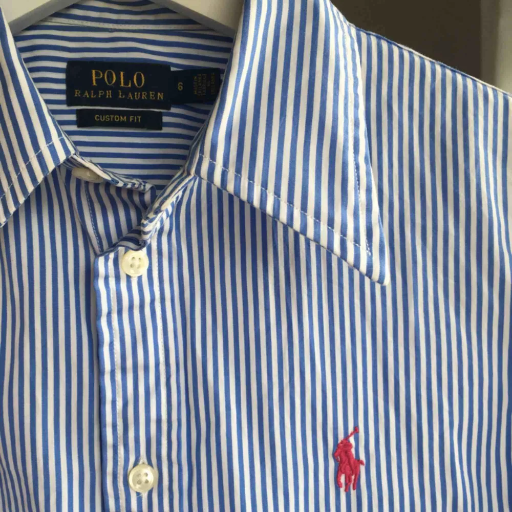 Klarblå, vit randig Ralph Lauren skjorta. Använd någon enstaka gång och därför i mycket bra skick! . Skjortor.