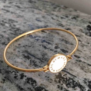  - Hinge bracelet från Marc Jacobs i färgen cream. Ny pris 600 kr. Garanterar att den ser ut som helt ny.