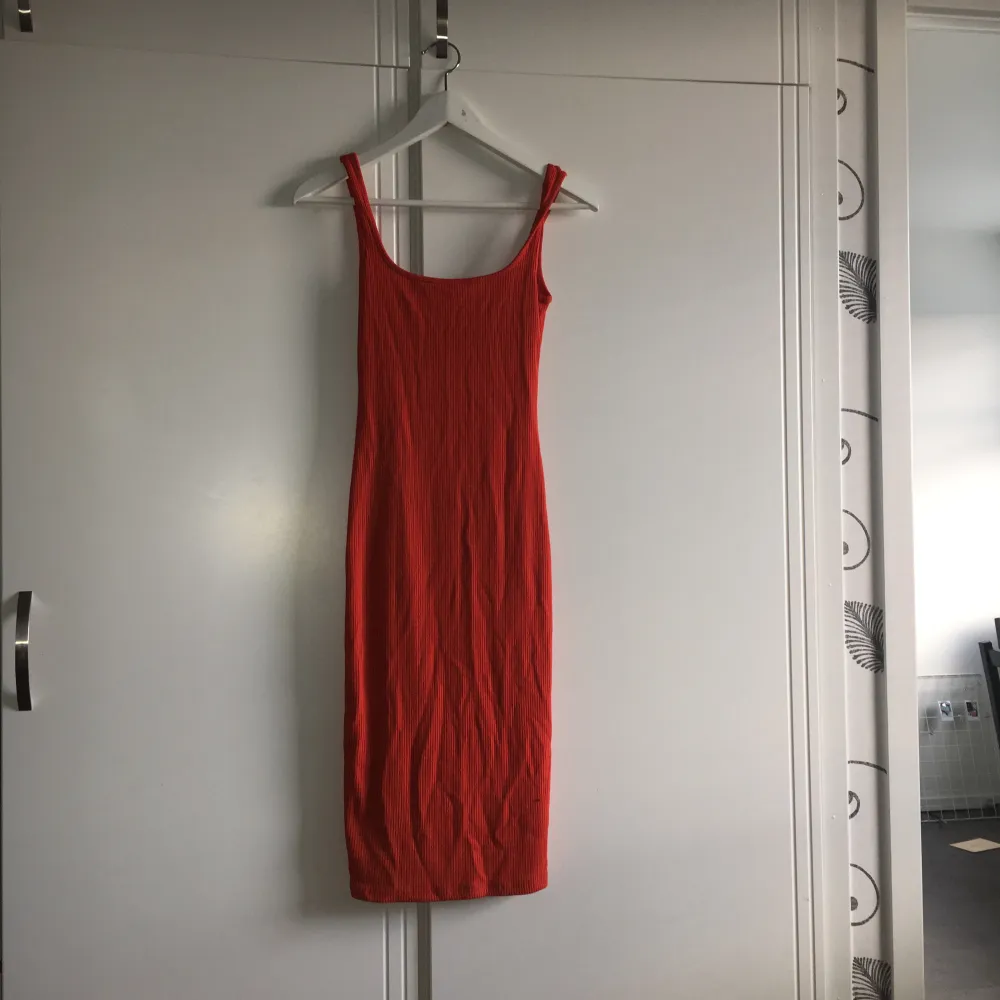 jättefin orangeröd klänning. Tight passform, aldrig använd och köpte den här på plick. . Klänningar.