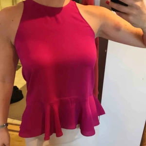  - Linne från Massimo Dutti med vacker volang nedtill. Knäpps med hake i nacken.  Nypris 450 kr, säljer för mindre än hälften.