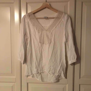  - Vit blus från Vero Moda i strl XS/34. Vita detaljerna är inte lika ljusa som resten av blusen, de är mer gräddvita. Väl använd, behöver strykas, annars inga skavanker Hund finns i hemmet 