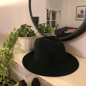  - Svart oanvänd hatt. 