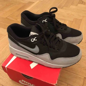 - Nike Air Max 1 storlek 38. Nyskick. Möts upp i Stockholm eller postar, köparen står för frakt. 