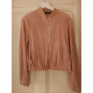 Tracksuits - Tracksuits från Zara, mycket stretch så passar även för en M. Kostar 150 kr tsm, köparen står för frakten, kan även mötas upp. 