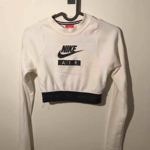  - Skit snygg Croptop från Nike, använd fåtal gånger. Storlek XS, lite svaga fläckar på halsen (foto), men man ser de knappt.   Köparen står för frakt.