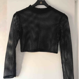  - Asball croppad fishnet tröja, hänger i garderoben och söker någon som kan rocka tröjan! Mötes upp sthlm/västerås eller postar mot en fraktkostnad på 59kr ink spårbar 🕊
